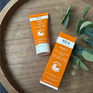 REN Clean Skincare 
Radiance PHA Exfoliating Facial
